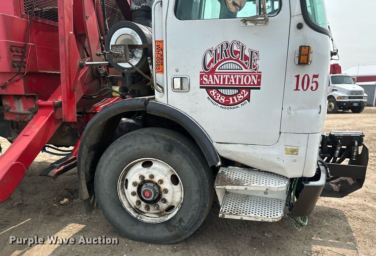 image for item EB2618 2000 Volvo Xpeditor refuse truck