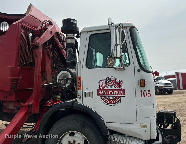 image for item EB2618 2000 Volvo Xpeditor refuse truck