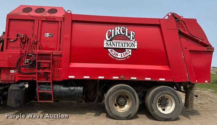 image for item EB2618 2000 Volvo Xpeditor refuse truck