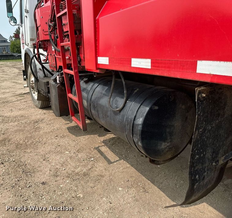 image for item EB2618 2000 Volvo Xpeditor refuse truck