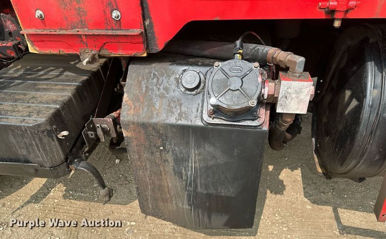 image for item EB2618 2000 Volvo Xpeditor refuse truck