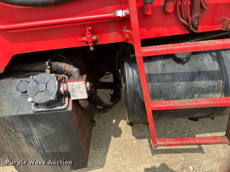 image for item EB2618 2000 Volvo Xpeditor refuse truck