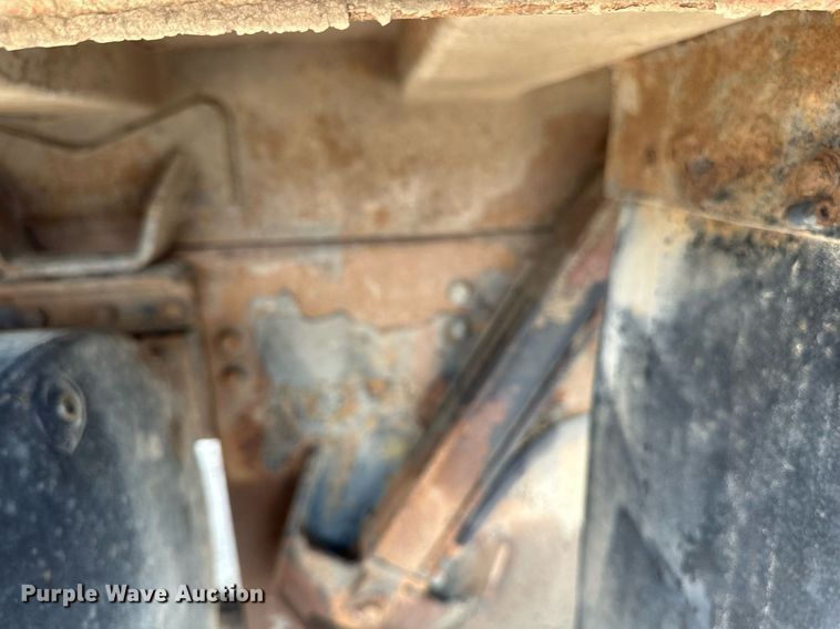 image for item EB2618 2000 Volvo Xpeditor refuse truck