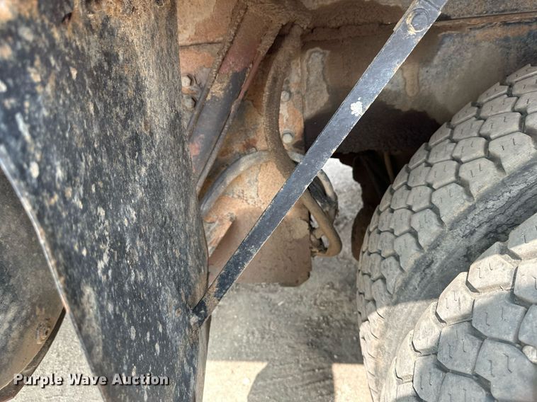 image for item EB2618 2000 Volvo Xpeditor refuse truck