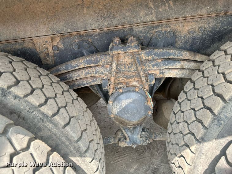 image for item EB2618 2000 Volvo Xpeditor refuse truck