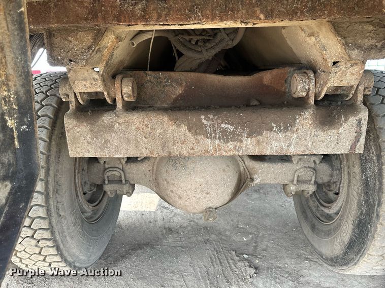 image for item EB2618 2000 Volvo Xpeditor refuse truck