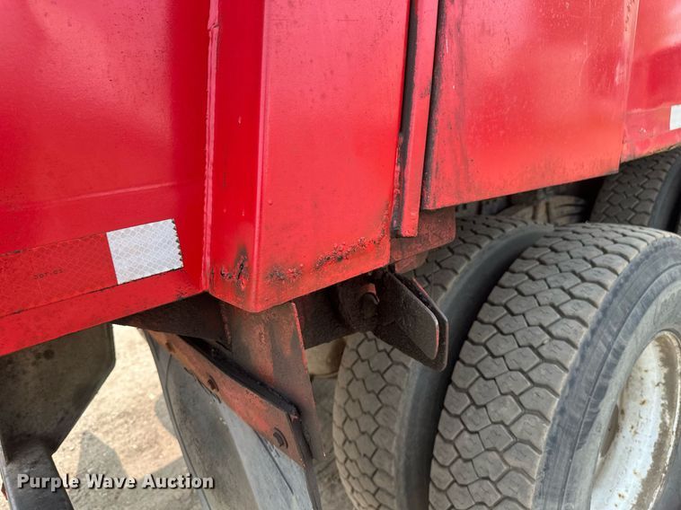 image for item EB2618 2000 Volvo Xpeditor refuse truck