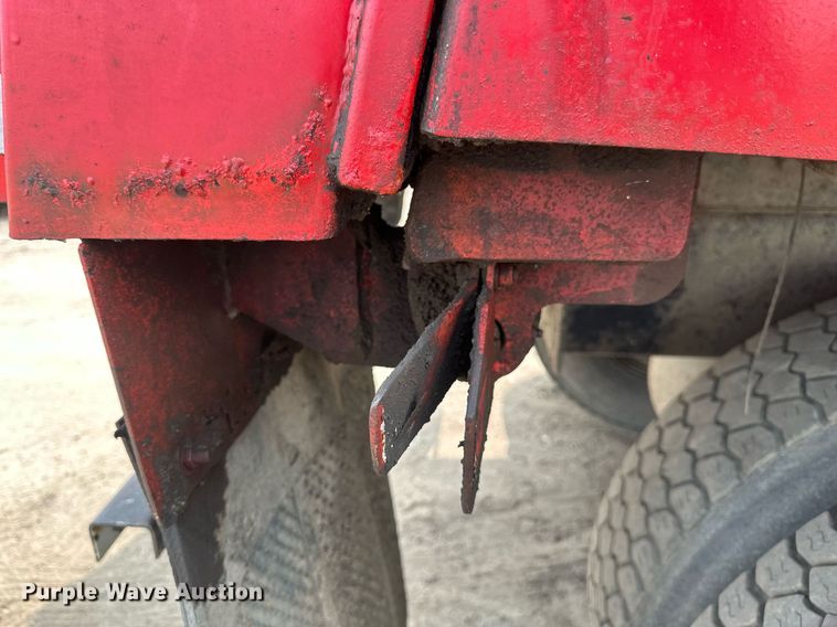 image for item EB2618 2000 Volvo Xpeditor refuse truck