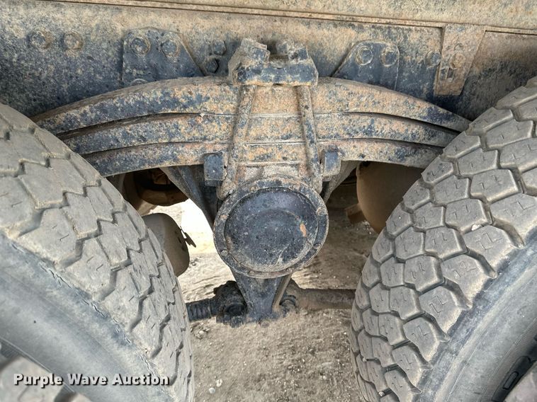 image for item EB2618 2000 Volvo Xpeditor refuse truck