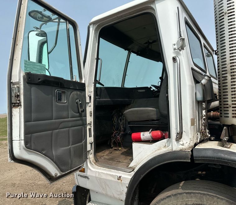 image for item EB2618 2000 Volvo Xpeditor refuse truck