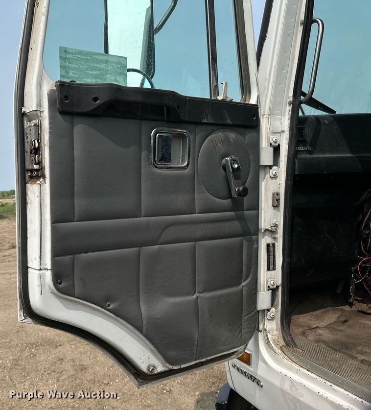 image for item EB2618 2000 Volvo Xpeditor refuse truck