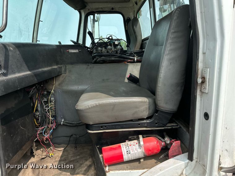 image for item EB2618 2000 Volvo Xpeditor refuse truck