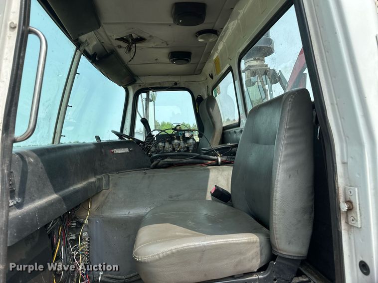 image for item EB2618 2000 Volvo Xpeditor refuse truck