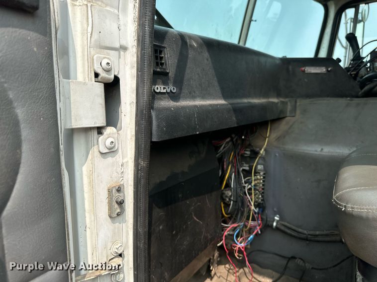 image for item EB2618 2000 Volvo Xpeditor refuse truck