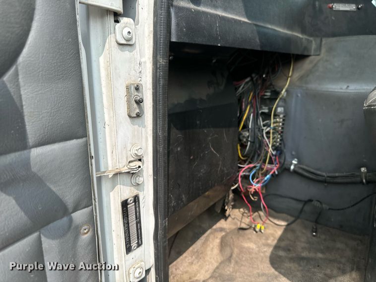 image for item EB2618 2000 Volvo Xpeditor refuse truck