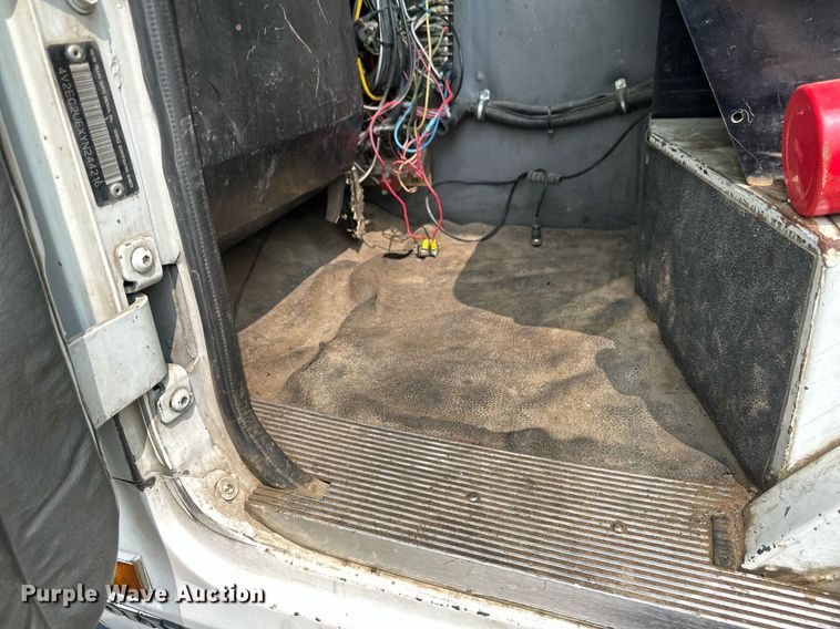 image for item EB2618 2000 Volvo Xpeditor refuse truck