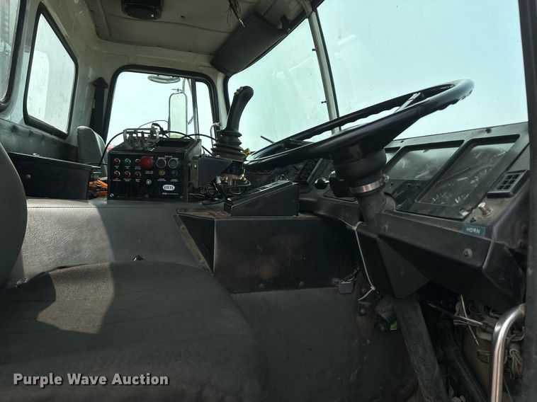 image for item EB2618 2000 Volvo Xpeditor refuse truck