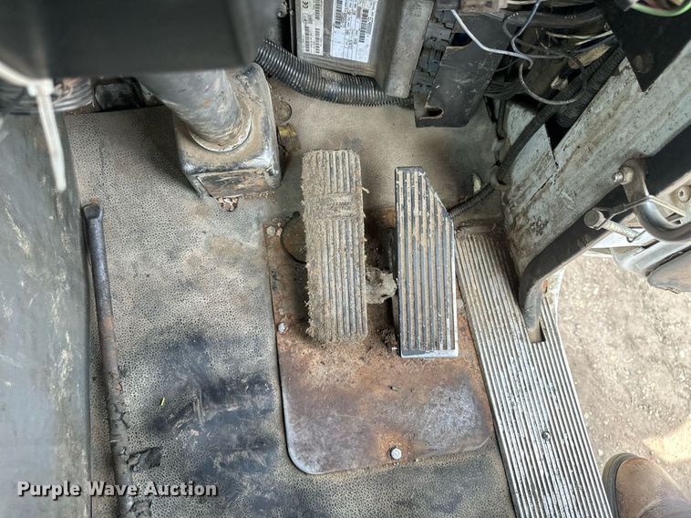 image for item EB2618 2000 Volvo Xpeditor refuse truck