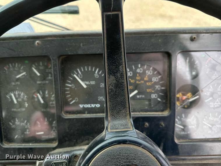 image for item EB2618 2000 Volvo Xpeditor refuse truck