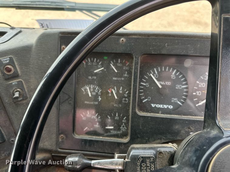 image for item EB2618 2000 Volvo Xpeditor refuse truck