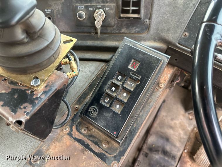 image for item EB2618 2000 Volvo Xpeditor refuse truck