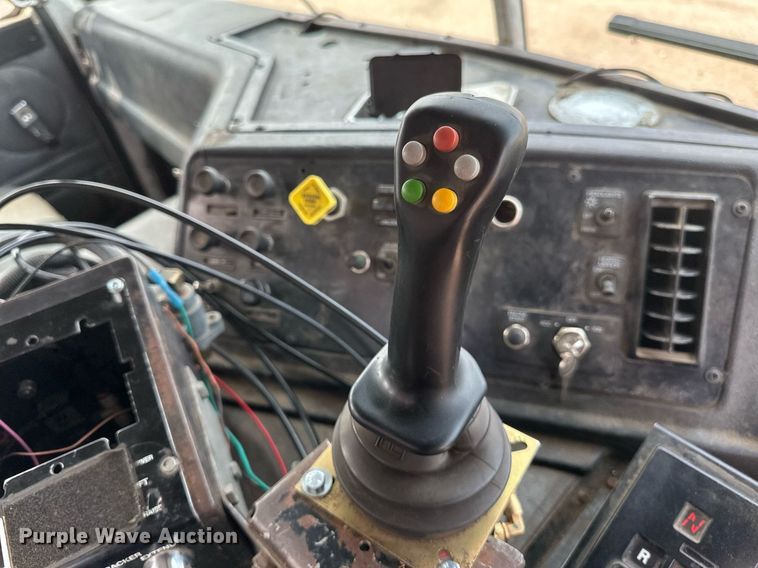 image for item EB2618 2000 Volvo Xpeditor refuse truck