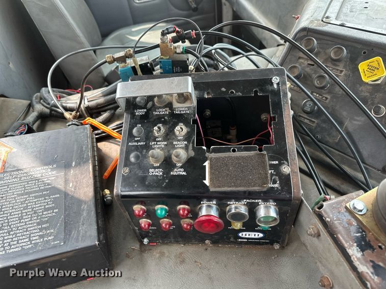 image for item EB2618 2000 Volvo Xpeditor refuse truck