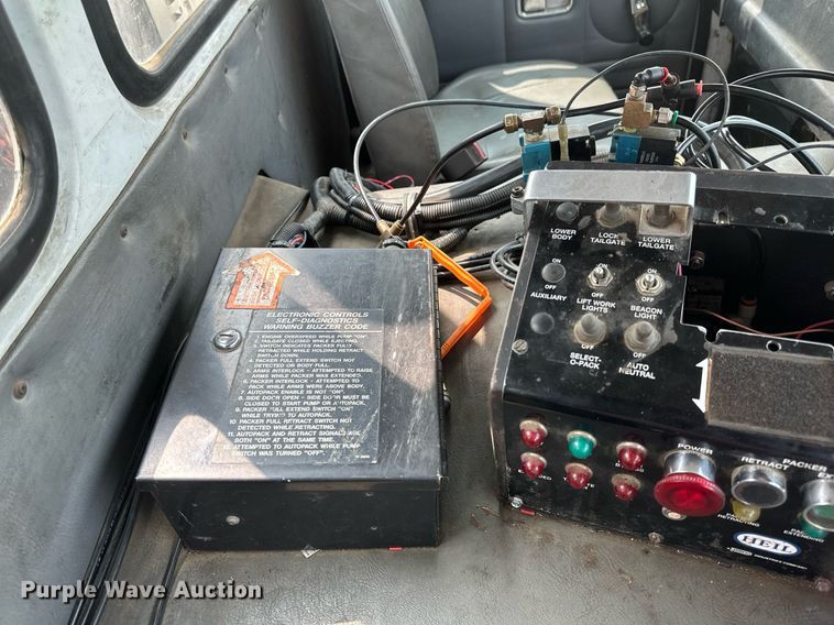 image for item EB2618 2000 Volvo Xpeditor refuse truck