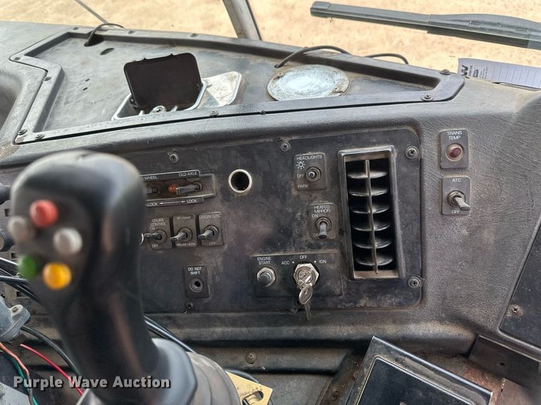 image for item EB2618 2000 Volvo Xpeditor refuse truck