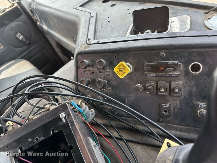 image for item EB2618 2000 Volvo Xpeditor refuse truck