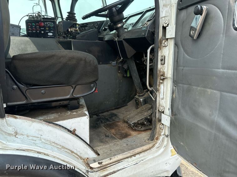 image for item EB2618 2000 Volvo Xpeditor refuse truck