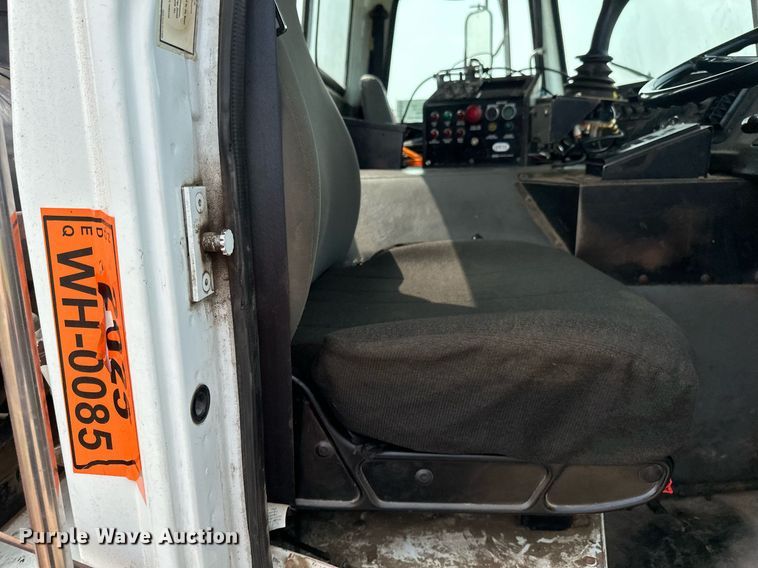 image for item EB2618 2000 Volvo Xpeditor refuse truck