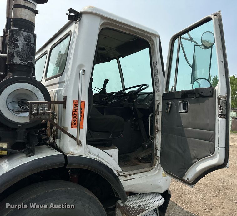 image for item EB2618 2000 Volvo Xpeditor refuse truck