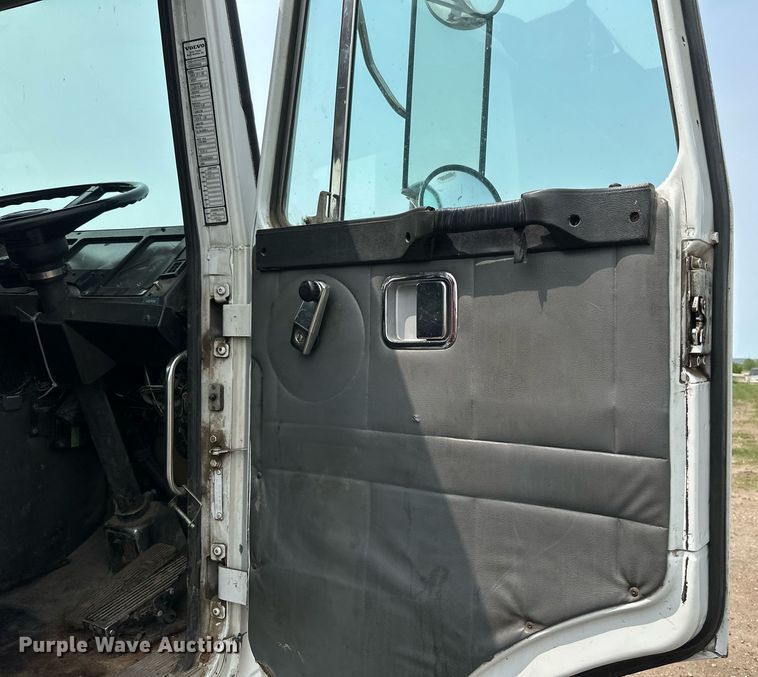 image for item EB2618 2000 Volvo Xpeditor refuse truck