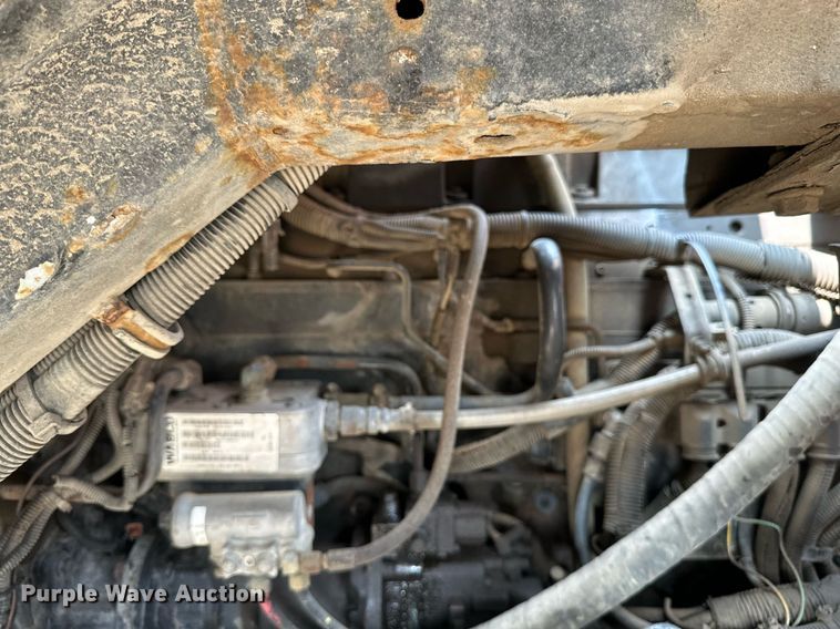 image for item EB2618 2000 Volvo Xpeditor refuse truck