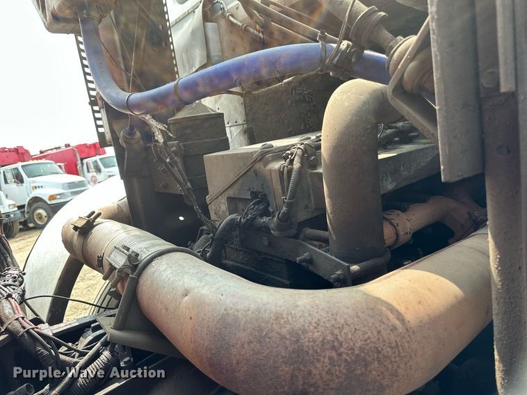 image for item EB2618 2000 Volvo Xpeditor refuse truck