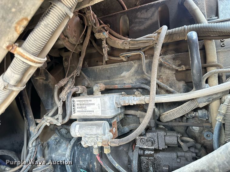 image for item EB2618 2000 Volvo Xpeditor refuse truck