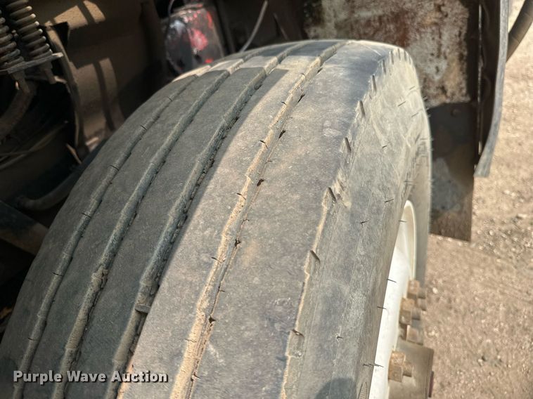 image for item EB2618 2000 Volvo Xpeditor refuse truck