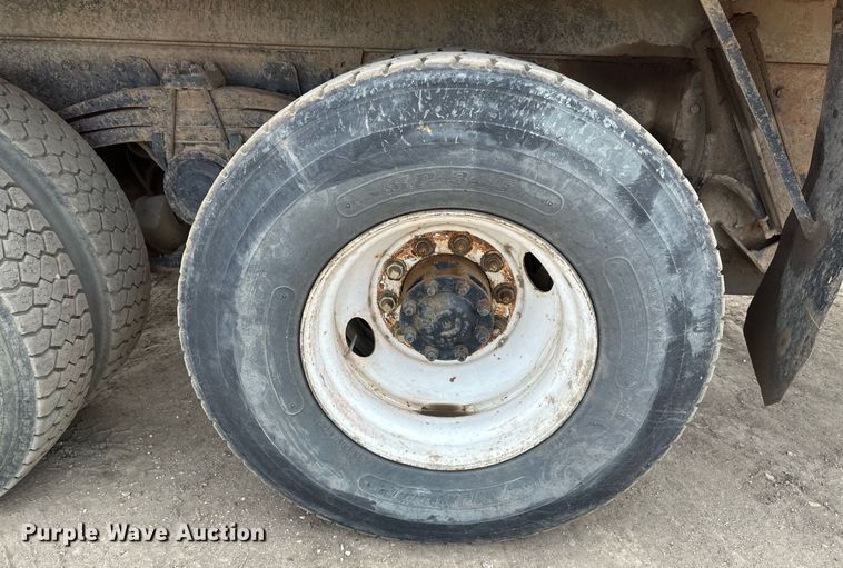 image for item EB2618 2000 Volvo Xpeditor refuse truck