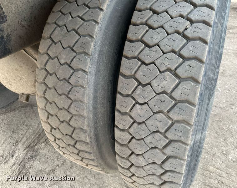 image for item EB2618 2000 Volvo Xpeditor refuse truck