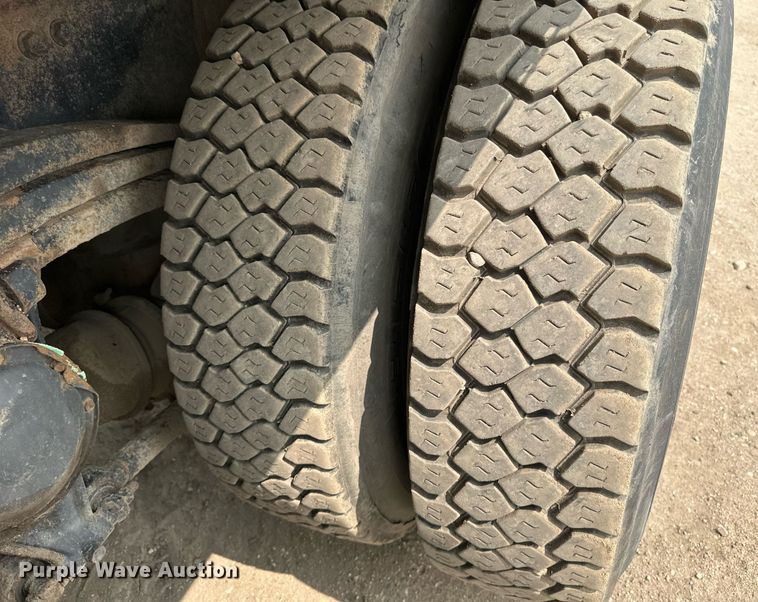 image for item EB2618 2000 Volvo Xpeditor refuse truck