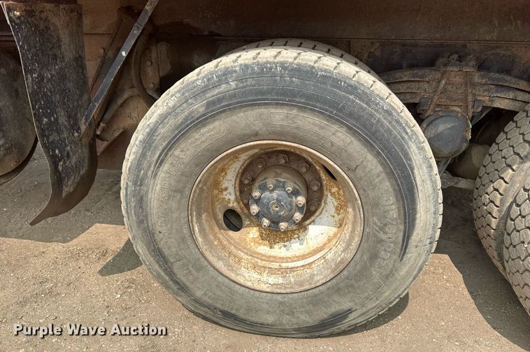 image for item EB2618 2000 Volvo Xpeditor refuse truck