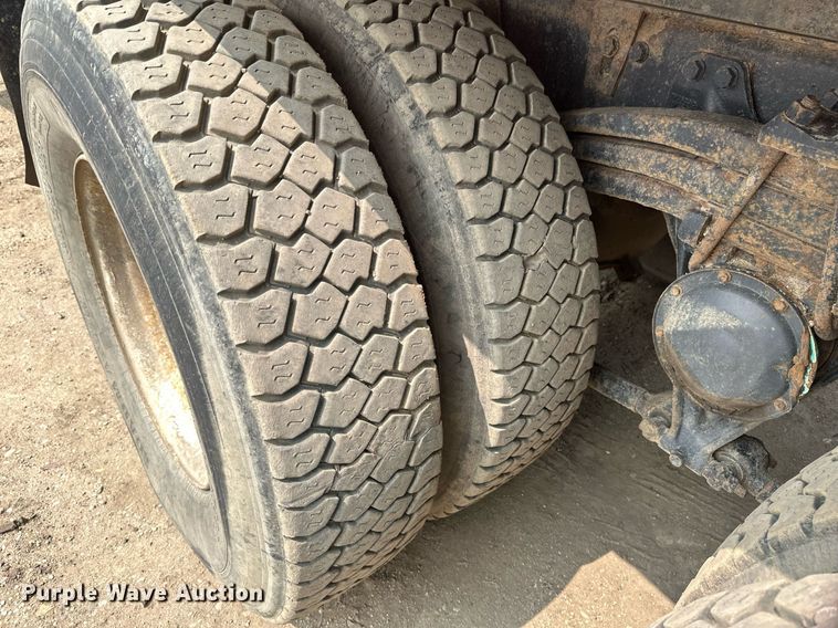 image for item EB2618 2000 Volvo Xpeditor refuse truck