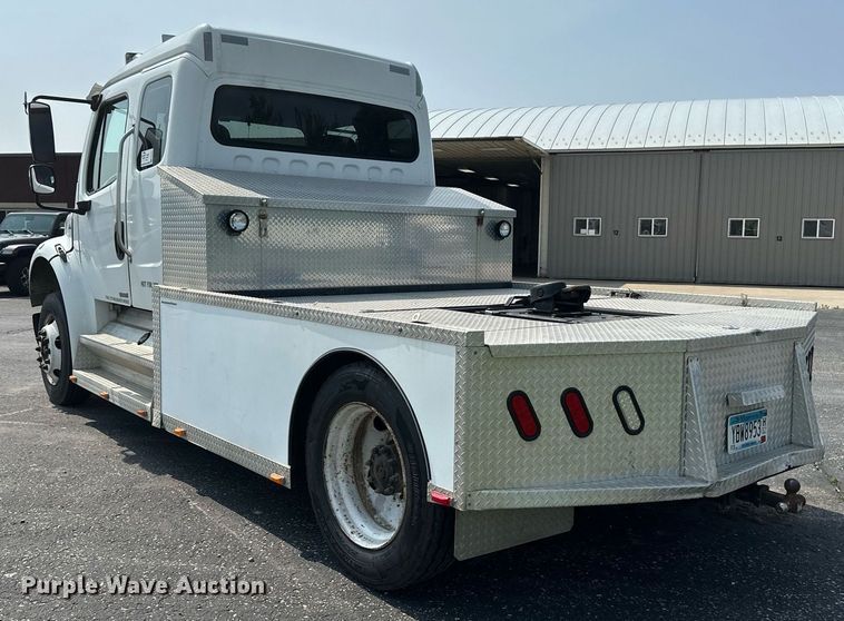 image for item EB2621 2005 Freightliner M2 semi truck