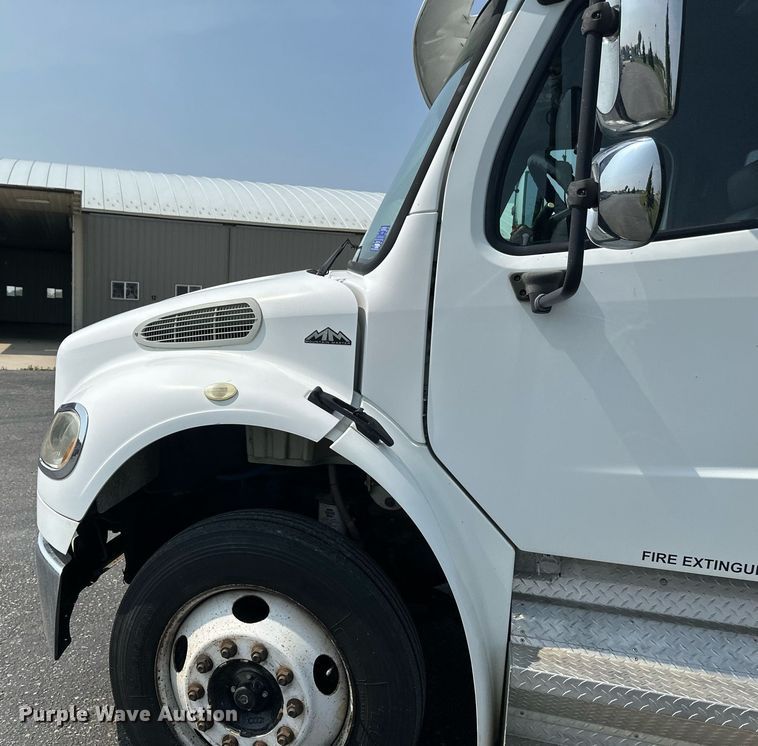 image for item EB2621 2005 Freightliner M2 semi truck