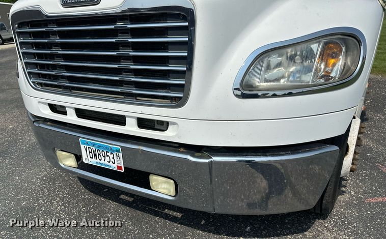 image for item EB2621 2005 Freightliner M2 semi truck