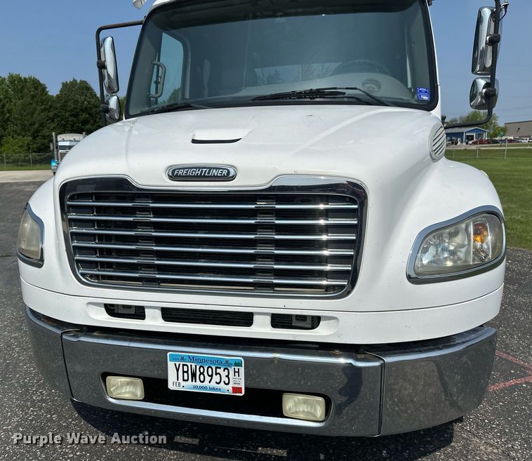 image for item EB2621 2005 Freightliner M2 semi truck