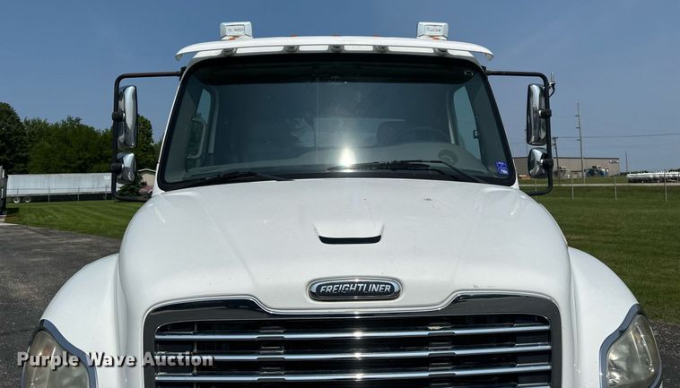 image for item EB2621 2005 Freightliner M2 semi truck