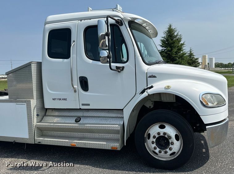 image for item EB2621 2005 Freightliner M2 semi truck