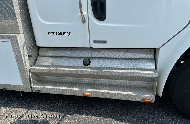 image for item EB2621 2005 Freightliner M2 semi truck